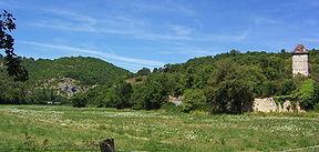 La vallée de Ouysse vue depuis sa confluence avec l'Alzou sur la commune de Calès