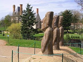 Moaïs dans le parc du château de la Guignardière.