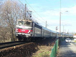  BB 25239 multi-services en queue d'un Lyon - Annecy à sa sortie d'Aix-les-Bains.