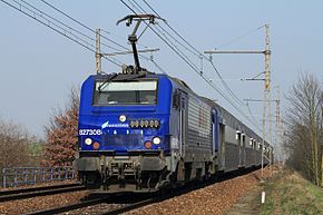 Passage de la BB 27308 tractant un train à destination de Rambouillet au PK 35,7 de la ligne de Paris-Montparnasse à Brest.