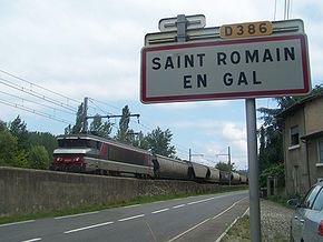 La BB 7201 quitte Saint-Romain-en-Gal en tête d'un fret pour Lyon.