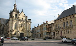 L'église Saint-Étienne et, à droite, le palais de Justice, sur la place Saint-Pierre.