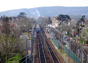 Une rame VB 2N quitte la gare du Gros Noyer - Saint-Prix, en direction de Valmondois.