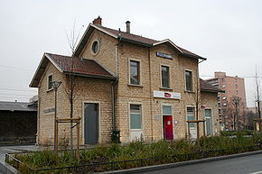 Le bâtiment de la gare de Villeurbanne, construit par la compagnie de l'Est de Lyon, a été conservé et abrite désormais une agence commerciale de la SNCF. Derrière , se trouve la station Gare de Villeurbanne de la ligne T3 du tramway de Lyon