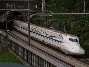  Shinkansen série N700 sortant d'un tunnel.