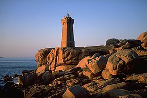 Le phare de Ploumanac'h sur la côte de granite rose