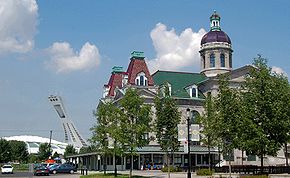 Le marché Maisonneuve (avant-plan) et le stade olympique (arrière plan).Localisation de Mercier–Hochelaga-Maisonneuve dans Montréal.Logo de l'arrondissement.
