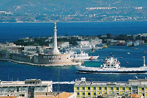 Le port de Messine et la Calabre en arrière-plan