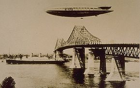Août 1930 - Le R100 au-dessus du pont Jacques-Cartier