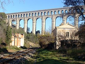 La gare de Roquefavour-Ventabren ; à l'arrière plan l'aqueduc