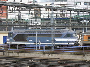  La BB 67232 garée près de la gare Montparnasse le 24/03/2006, prête pour un éventuel secours sur la LGV Atlantique.