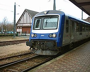  L'automoteur X 4907 rénové TER Haute-Normandie en Gare de Trouville-Deauville le 24 mars 2005.