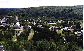 Village de Saint-Élie-de-Caxton du haut de la montagne du Calvaire.