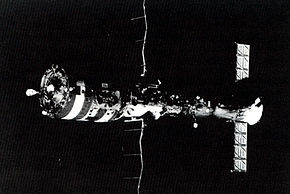 Accéder aux informations sur cette image nommée Salyut7 with docked spacecraft.jpg.