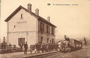 Train de voyageurs tracté par une locomotive Mallet série 101 à 104 en gare de  Treignac.