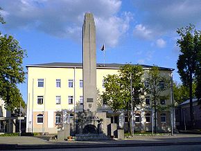 Centre d'Ukmergė avec le monument à l'Indépendance (Lituania Restituta)
