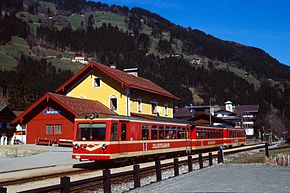 Un autorail de la Zillertalbahn en gare de Zell am Ziller (2002)