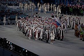 Photographie de la délégation d'athlètes représentant la Slovaquie faisant son entrée dans le stade lors de la cérémonie d'ouverture des Jeux olympiques de 2010 à Vancouver