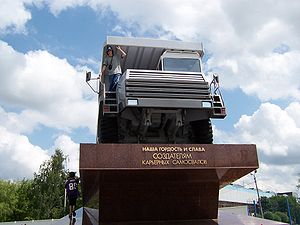 Camion BelAZ exposé à l'entrée de l'usine.