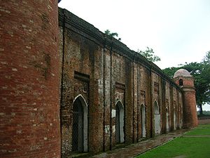Vue de l'un des murs de la mosquée Shatgumbad