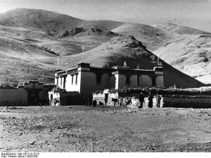 Bundesarchiv Bild 135-S-10-18-25, Tibetexpedition, Nangkartse, Bauernhaus.jpg