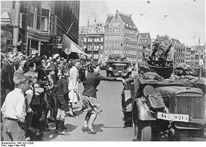 Bundesarchiv Bild 183-L23001, Amsterdam, Durchmarsch deutscher Truppen.jpg
