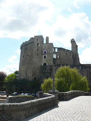 Château de Clisson.jpg