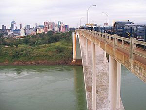 Le Pont de l'Amitié sur le Rio Parana. Au fond, la ville de Ciudad del Este