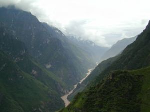 Les gorges du Saut du tigre sur le fleuve Yangzi, entre le Yulong Xue Shan (à gauche) et le Haba Xue Shan (à droite)