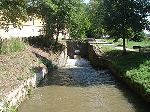 Arrivée de la rigole de la Plaine dans le bassin de Naurouze, source principale d'eau du canal du Midi
