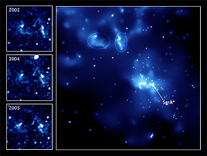 Photographie de Sagittarius A* (au centre) et de deux échos lumineux provenant d'une explosion récente (entourés)