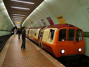 Rame du métro de Glasgow ayant une livrée « Orange mécanique » à la station Cowcaddens