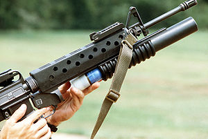 Lance-grenades M203 monté sur un Colt M4.