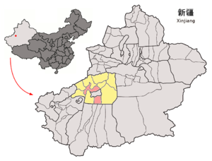 Localisation de la ville d'Aksou dans le district d'Aksou (en rose) et la préfecture d'Aksou (en jaune)