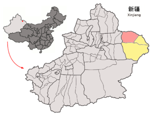 Localisation du xian de Barkol (en rose) dans la préfecture de Hami (en jaune)