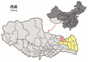 Localisation du xian de Dêngqên (en rose) dans la préfecture de Qamdo (en jaune)