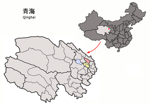 Localisation de la ville de Datong dans le district de Datong (en rose) et la préfecture de Haixi (en jaune)