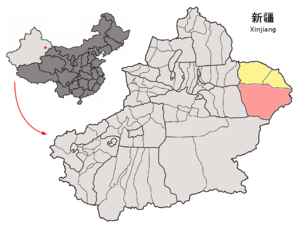 Localisation de la ville de Hami dans sa juridiction (en rose) et la préfecture de Hami (en jaune)