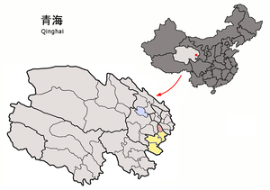 Localisation du xian de Jainca (en rose) dans la préfecture de Huangnan (en jaune)