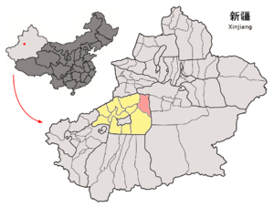 Localisation da la ville de Kucha dans le xian de Kucha (en rose) et la préfecture d'Aksou (en jaune)
