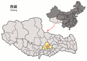 Localisation du xian de Lhünzhub (en rose) dans la préfecture de Lhassa (en jaune)