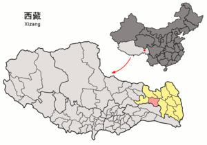 Localisation du xian de Lhorong (en rose) dans la préfecture de Qamdo (en jaune)