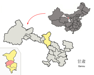 Localisation de la ville de Wuwei dans le district de Liangzhou (en rose) et la préfecture de Wuwei (en jaune)
