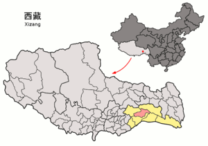Localisation du xian de Nyingchi (en rose) dans la préfecture de Nyingchi (en jaune)