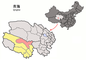 Localisation de la ville de Qumarleb dans le district de Qumarleb (en rose) et la préfecture de Yushu (en jaune)
