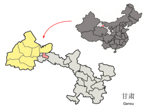 Localisation de la ville de Jiuquan dans le district de Suzhou (en rose) et la préfecture de Jiuquan (en jaune)