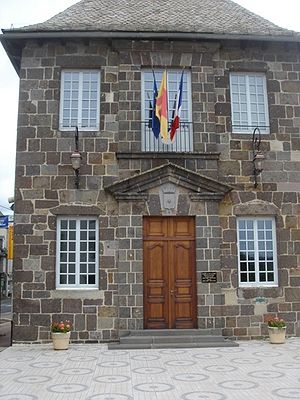 La mairie pavoisée aux couleurs de l'Auvergne