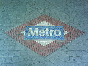 Mosaïque du logo du métro de Madrid dans la station Lago