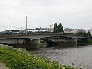 Une rame de tramway sur le pont du Général Audibert