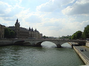 Le Pont au Change de nuit, pris depuis le pont Notre-Dame, à gauche le Palais de Justice, à droite le Châtelet